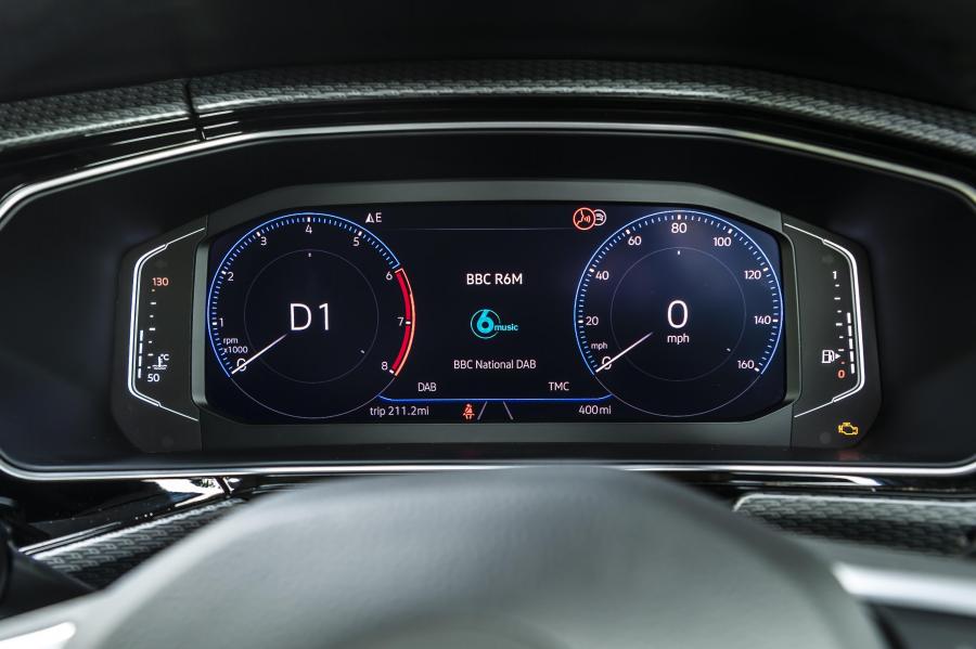 Панель приборов Volkswagen T-Cross R-Line 2019 года  (UK) (фото 12 из 19)